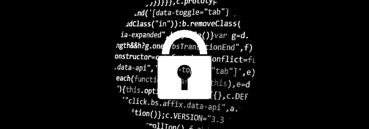 Ein weißes Schloss vor Programmcode als Sinnbild für IT-Security