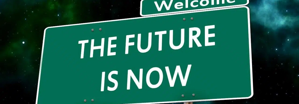 Schild vor Nachthimmel: "THE FUTURE IS NOW"