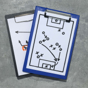 Spielpläne auf einem Klemmbrett