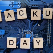 Holzwürfel auf einem Motherboard mit den Buchstaben: B A C K U P - D A Y