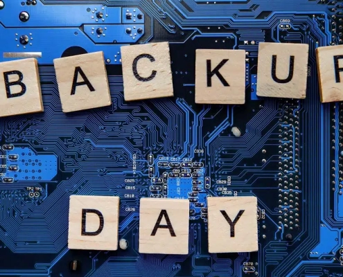 Holzwürfel auf einem Motherboard mit den Buchstaben: B A C K U P - D A Y