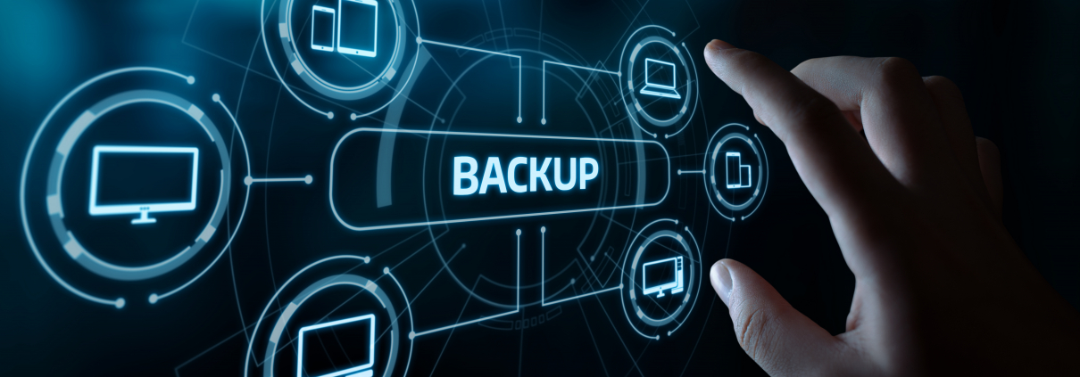 "Backup" im Zentrum verschiedener Devices mit schematischer Darstellung