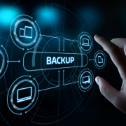 "Backup" im Zentrum verschiedener Devices mit schematischer Darstellung