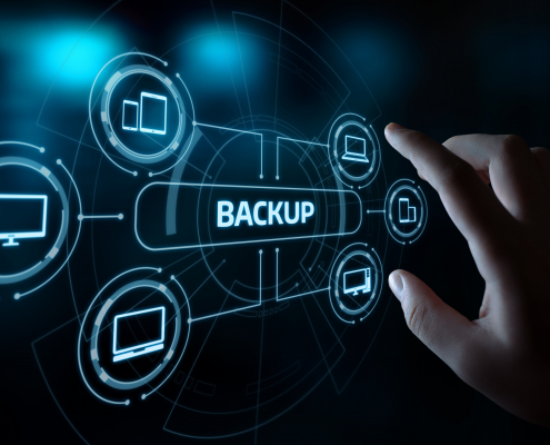 "Backup" im Zentrum verschiedener Devices mit schematischer Darstellung