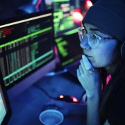 Eine Frau kontrolliert Zahlen auf einem Monitor