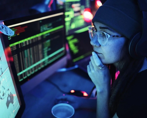 Eine Frau kontrolliert Zahlen auf einem Monitor