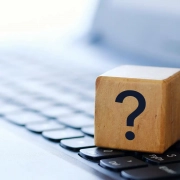 Holzwürfel mit einem "?" auf einer Notebooktastatur