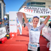 Jana Uderstadt beim Zieleinlauf beim Frankfurter City-Triathlon
