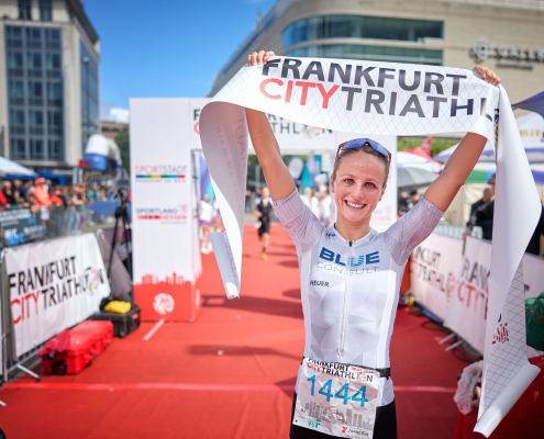 Jana Uderstadt beim Zieleinlauf beim Frankfurter City-Triathlon