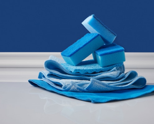Ein Berg an blauen Putzschwämmen symbolisiert den Frühjahrsputz
